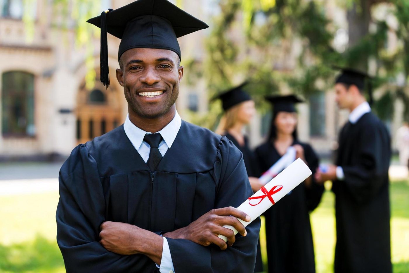 Diplômé africain heureux avec ses amis
